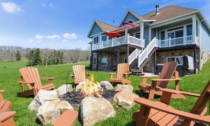 Waterfront Greens Casa | Lake Access, sled hill, fire pit, hot tub, FREE par-3 golf, pickleball/tennis