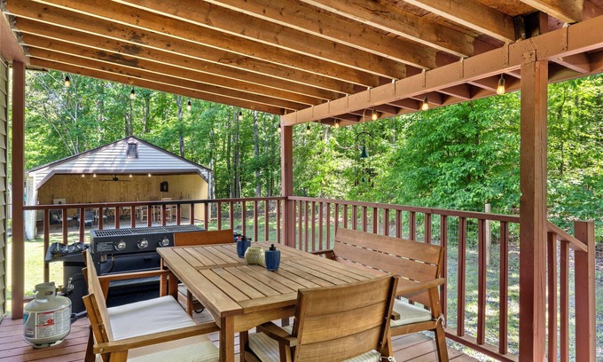 Livingston Casa | Lake Anna Rental-3min walk! Gated 3BR, covered game barn, king bed, 2 fire pits