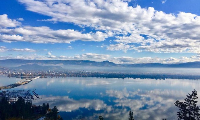 Central Okanagan Cama Y Desayuno | Lake and Bridge View Vacation Home