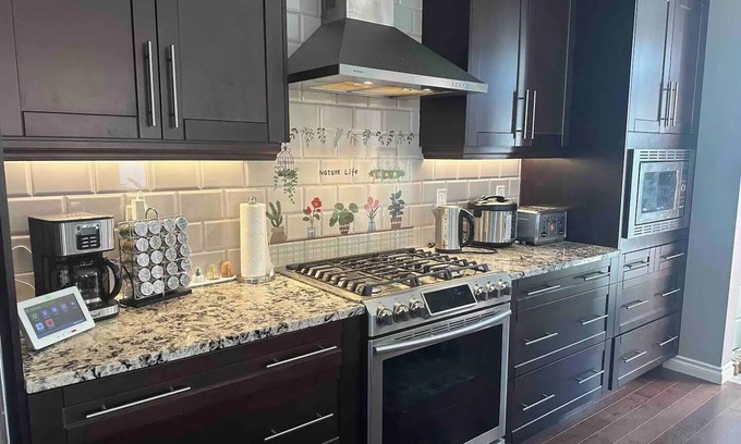 Springbank Casa | Lake and Golf Resort, One hr to Banff, 5 Bedrooms 3 King beds max for 10 people