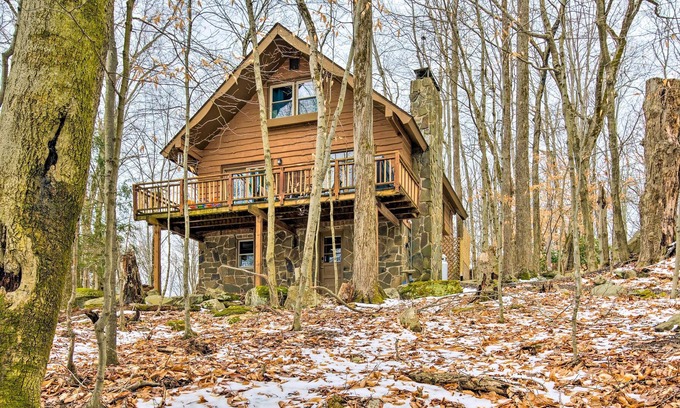 Greentown Cabina | Lake Ariel Cabin w/ Community Pool & Lake Access!