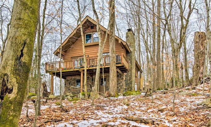 Greentown Casa | Lake Ariel Cabin with Community Pool and Lake Access!