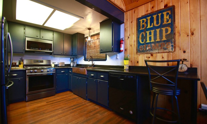 Blue Jay Chalet De Esquí | Lake Arrowhead chalet de montaña en las copas de los árboles con vista al lago y pasar