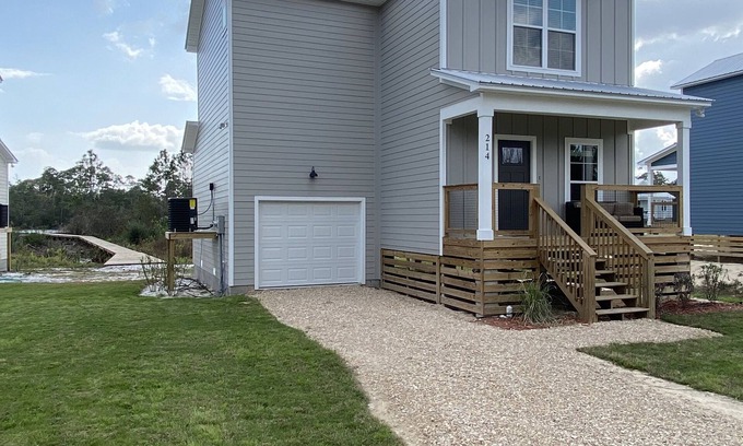 Carrabelle Casa | LAKE, BEACH, MARINA, FISHING, NATURE HIKING, THIS HOME HAS IT ALL!