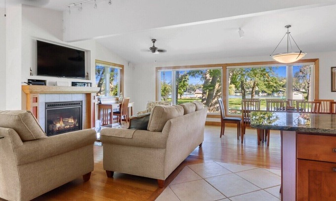 Powers Lake Casa | Tranquila casa frente al lago para toda la familia para disfrutar! - El escondite de Hayley