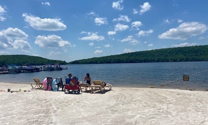 Lake Harmony Casa | Lake Club Resort is open-5 Bd Rm, private hot tub. Make great memories!