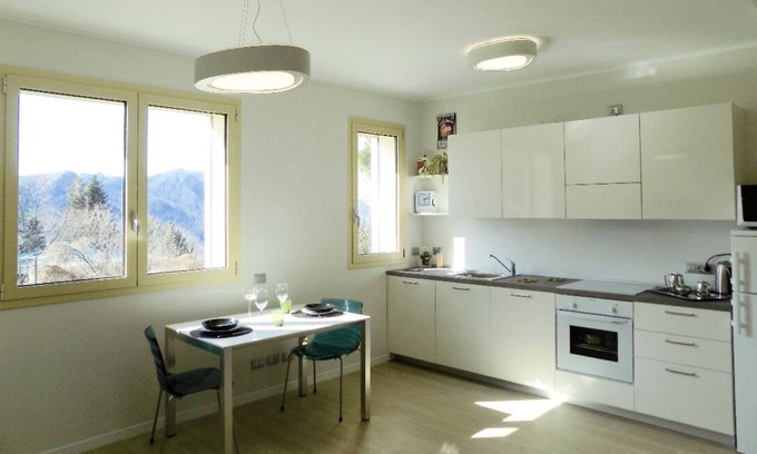 Albate Apartamento | Apartamento con vistas panorámicas al lago de Como con aparcamiento privado gratuito