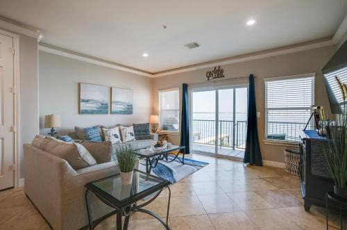 Seven Coves Apartamento | Lake Conroe Waterfront Home Patio and Shared Pool!