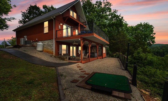 Sloans Valley Cabina | LAKE CUMBERLAND LUXURY~ LAKE VIEWS, HOT TUB, GOLF PAD, AND MORE. SLEEPS 12+