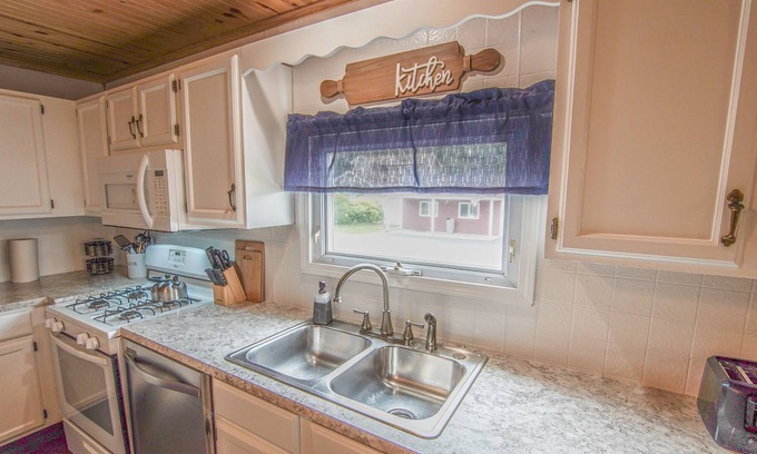Lake Erie Beach Casa | Lake Erie Family & Pet Friendly Home + Pool