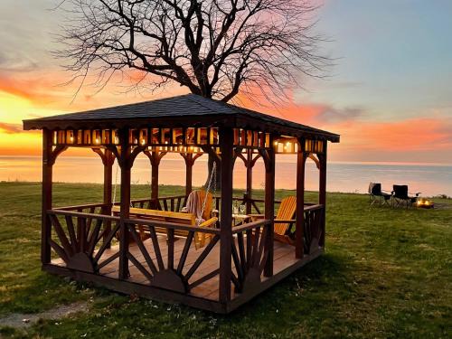 North East Casa | Lake Erie waterfront home with classic game arcade