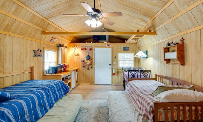 Emory Apartamento | Lake Fork Studio Cabin w/ Dock + Boat Ramp!
