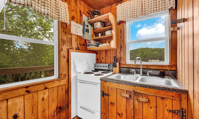 Smithville Cabina | Lake Front 2 Bedroom Cabin With a Pool and Bar & Grill