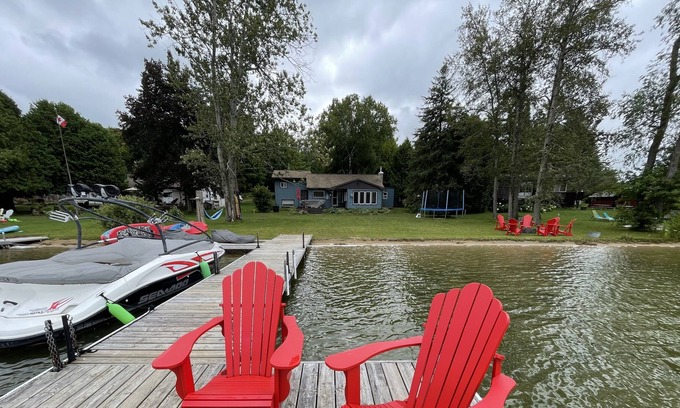Grey Highlands Cabaña | Lake Front 4-Bedroom Cottage/Chalet on Lake Eugenia