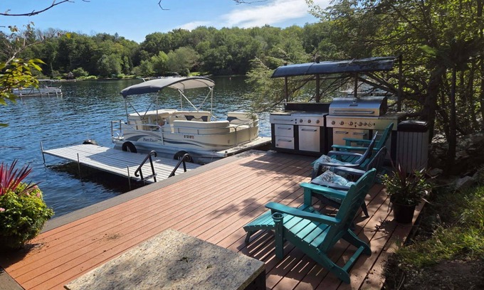 White Lake Casa | LAKE FRONT BETHEL WOODS Your Own Dock to use, Motor Boating Lake. Big Fish