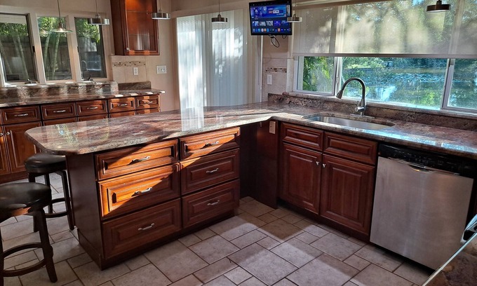 St. Petersburg - Clearwater Casa | Lake Front Charming Pinellas Park Ranch