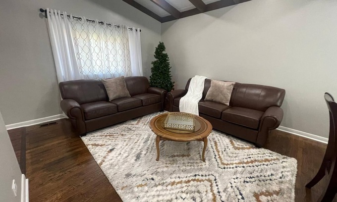 Lombard Casa | Lake Front, cheerful, Cozy, Modern Home