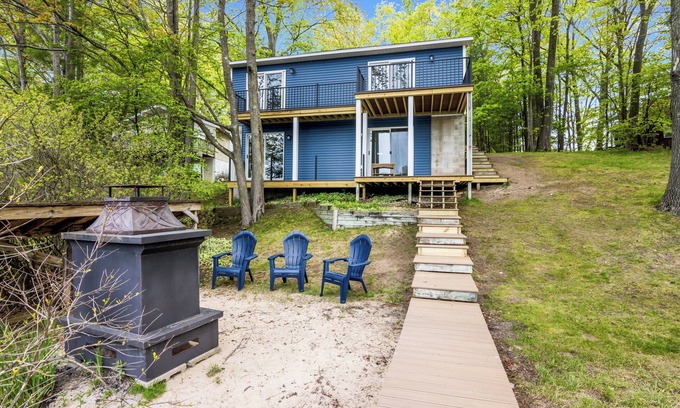 Lake Ann Casa | Lake Front Cottage in awesome Lake Ann, MI