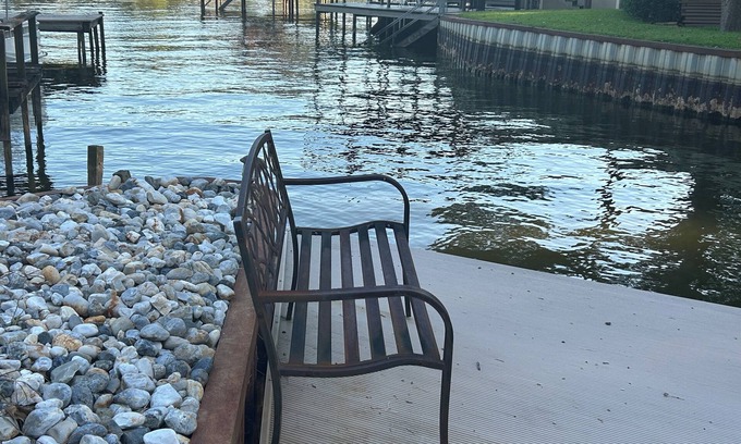 Tool Casa | Lake Front Cozy Cottage - PRIVATE DOCK - KAYAKS INCLUDED! LATE SUNDAY CHECKOUT