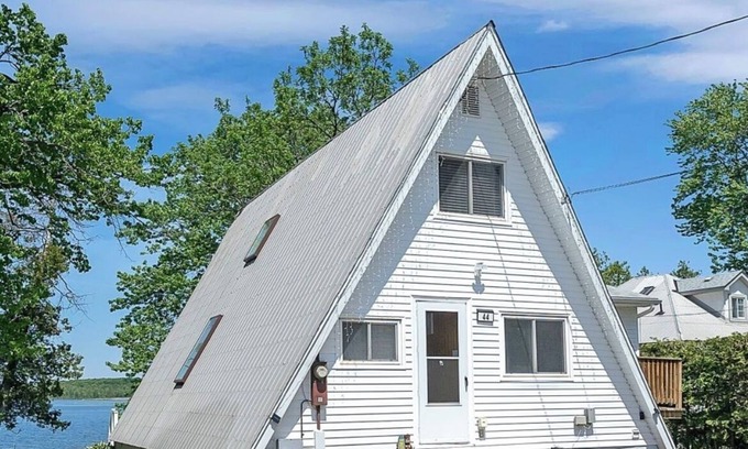 Barrie Casa | Lake front elf house🩷kayaks-fire pit🩷one hour away from Toronto
