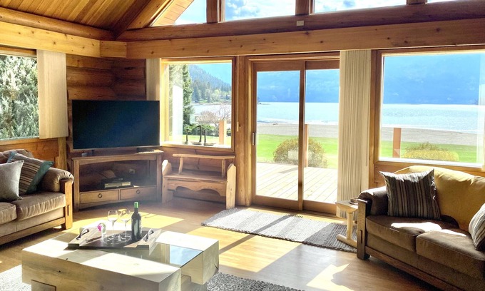 Barriere Casa | Lake Front Family Beach House w/ large yard and hot tub