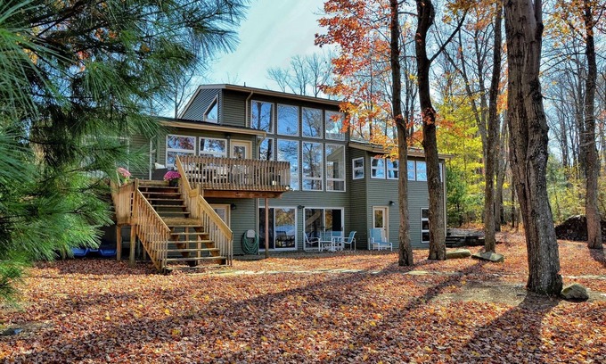 Gouldsboro Casa | Poconos de lujo frente al lago: jacuzzi / sauna / sala de juegos / kayaks / playa privada