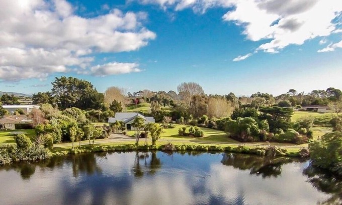 Paraparaumu Casa | Casa de estilo de vida frente al lago con sala de sauna