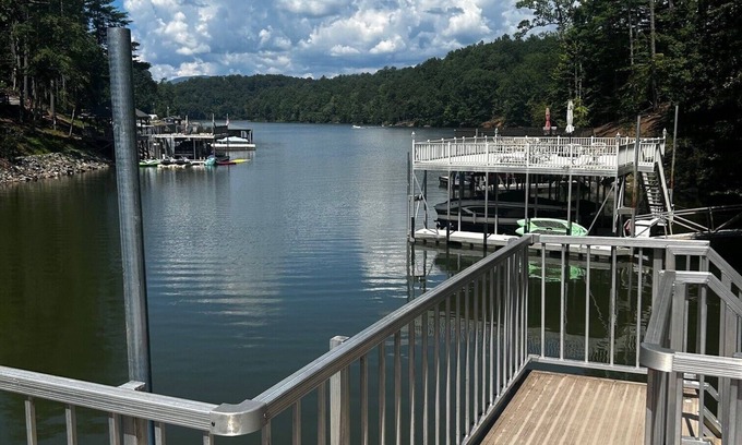 The Arbor Casa | Lake Front Retreat with 2-tier Dock / Brand new 4 Bedroom Home