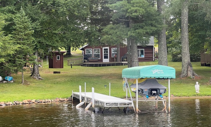 Clam Lake Cabina | Frente al lago Log Cabin rústico en el corazón del Bosque Nacional Chequamegon