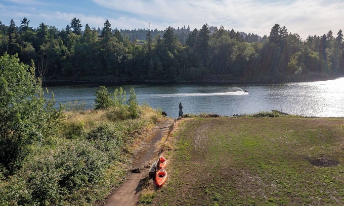 Oak Grove Casa | Lake Front - Spacious 6-bedroom house with AC, WiFi, Free Parking in Milwaukie!