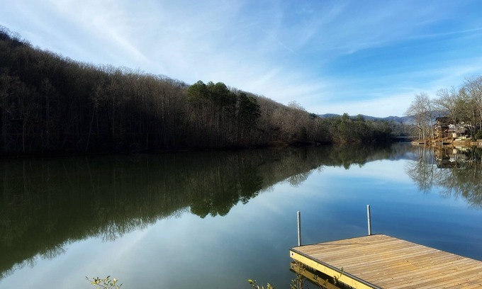 Robbinsville Casa | Lake front Sunset Cottage with dock & kayaks