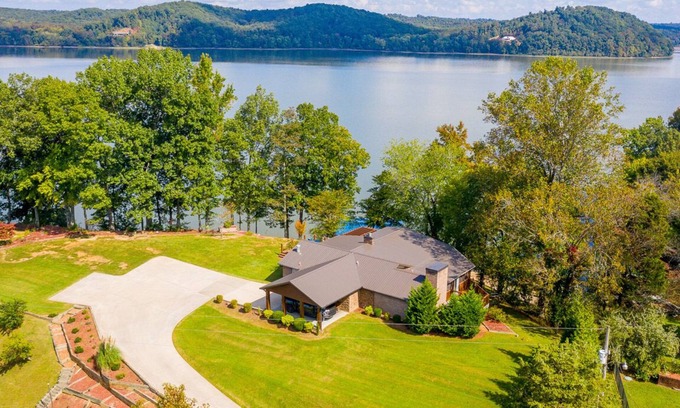 Stewart Casa | Lake front with dock and boat ramp
