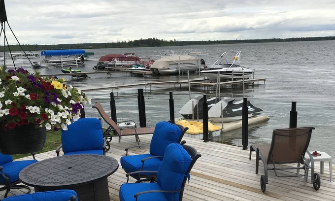 Central Alberta Casa | Lake Front with gorgeous views, close to home!