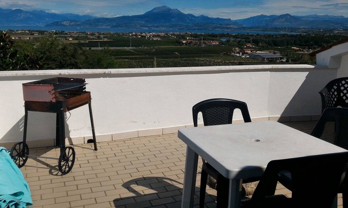 San Benedetto di Lugana Apartamento | Lago de Garda: jardín penthouse con vista al lago en ANIMALES Peschiera graditi