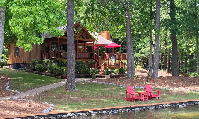 Timber Creek Cabaña | Lake Gaston Cottage - Impresionante vista amplia ensenada con enorme muelle y kayaks, canoa