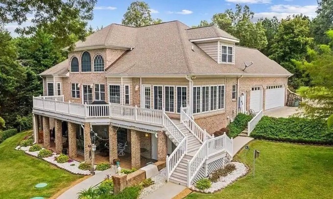 Henrico Casa | Lake Gaston Waterfront Estate BBQ TV AC