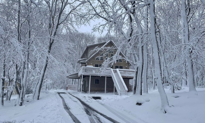 Lake Harmony Estates Chalet De Esquí | 5bed 3bath Chalet w/ hot tub,pool table,ping pong table,fire pit,pet friendly