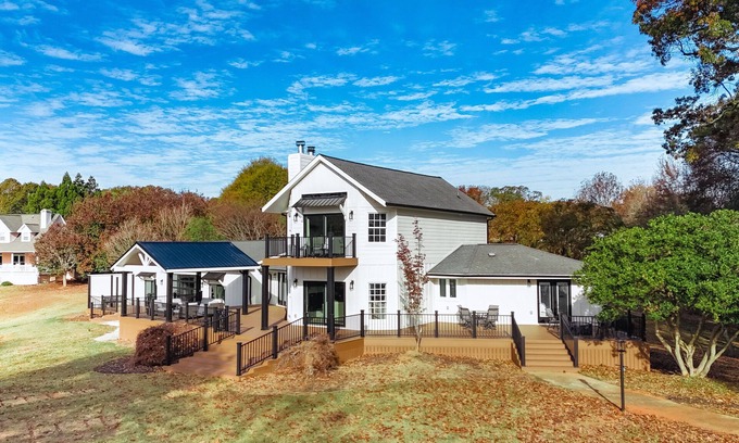Townville Casa | Lake Hartwell Home w/ Dock + Fire Pit!