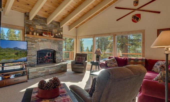 Lake Forest Casa | Lake Haven at Dollar Point - Spacious 4 BR w Lake Views, Sauna, Near Ski Resorts!