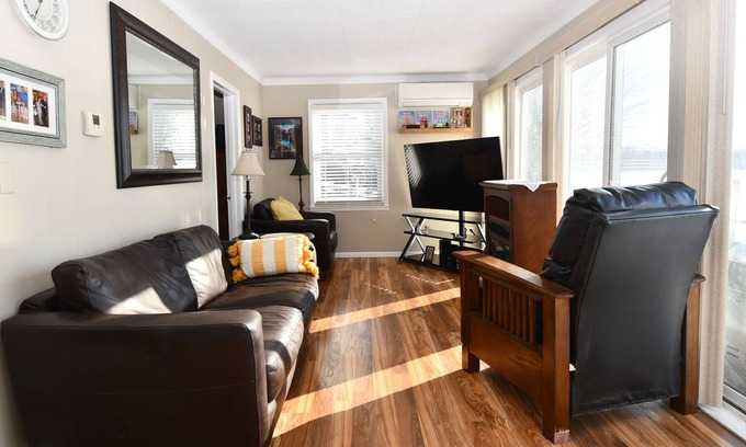 Chisago City Casa | Lake home on Green Lake with Hot Tub. Close to winery, brewery, restaurants etc.
