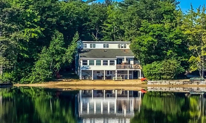 The Bays Casa | Lake Home with Private Beach and Hot Tub