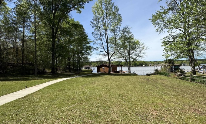 Lake Oconee Casa | Lake House beautiful views fishing dock Private boat ramp 7 beds sleeps 11
