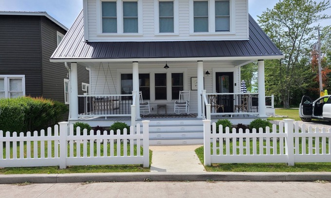 Geneva-on-the-Lake Casa | Lake House located in the heart of The Strip.