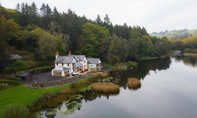 Brecon Cabaña | Lake House - Luxury Cottages