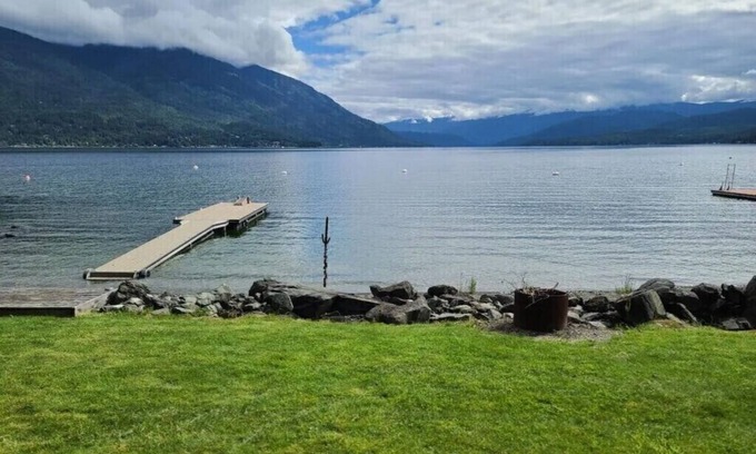 Salmon Arm Cabaña | Lake House Retreat - Waterfront!