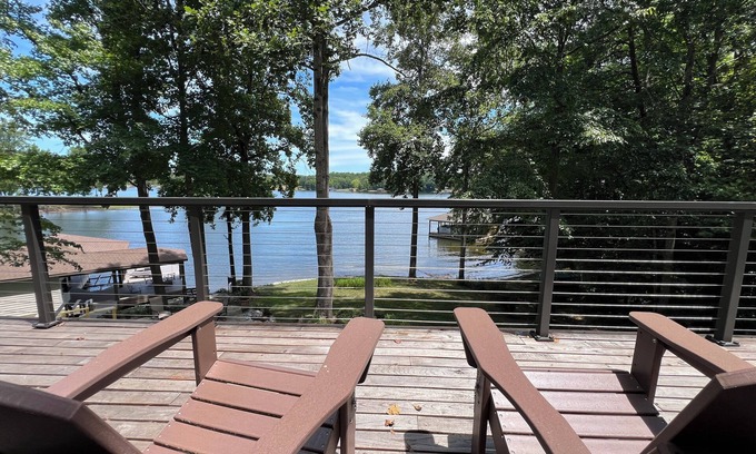 Leasburg Casa | Lake House Retreat with beautiful views & WiFi