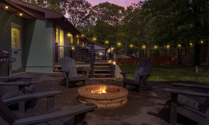 Pocono Summit Casa | Lake House with Fire Pit, Kayaks & Games, minutes from Kalahari