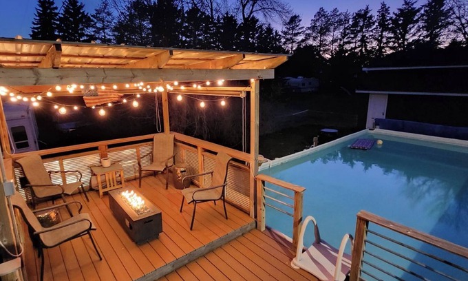 McLean County Casa | Lake house with Heated Pool. Minutes to Prime Fishing!