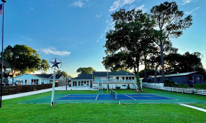 Azle Casa | Lake House With Private Pickleball Ct + Game Room At The Beautiful Cooley Point