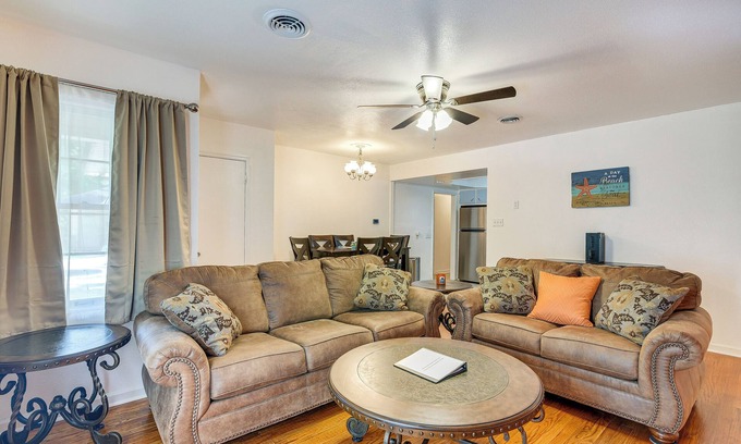 Lake Jackson Casa | Lake Jackson Home w/ Yard, 14 Mi to Beaches!